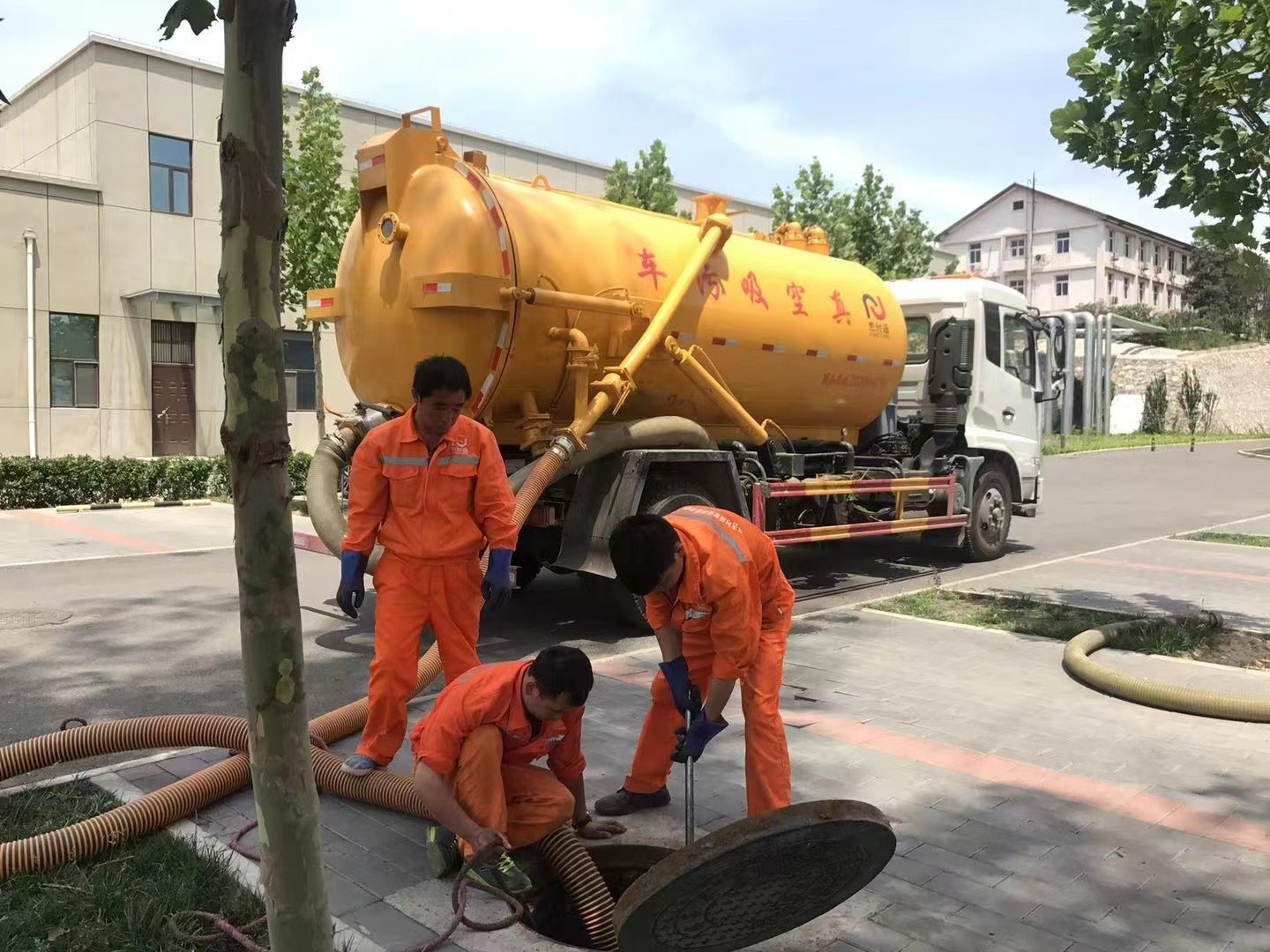 苏州管道疏通车停在窨井附近