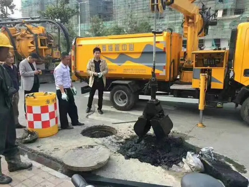 苏州街道：网格员化身“清道夫”，为民解忧疏通“堵心”化粪池