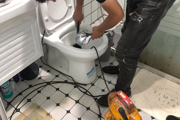 苏州马桶堵塞自己疏通还是找师傅？专业上门服务让你省时更省心